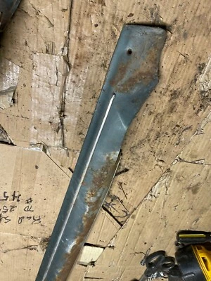 1953 Ford Crestline 2-door HT passenger's side rear side glass garnish molding Foto 1 de 4