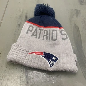 New England Patriots Herren Mütze Cap Winter Beanie Bommel blau grau NFL New Era - Bild 1 von 4