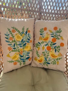 Vintage 70's Crewel Embroidery Birds & Flowers Pair Linen Accent Pillows 12x9" - Picture 1 of 12