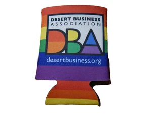 ASOCIACIÓN EMPRESARIAL DEL DESIERTO DBA ORGULLO LGBTQ+ BEBIDA CERVEZA REFRESCO KOOZIE ARCO IRIS NUEVO - Imagen 1 de 3