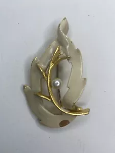 BSK Schal Pin Brosche Schmuck Anhänger weiß Emaille Gold Perle 2 1/2" langes Blatt - Bild 1 von 5