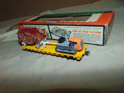 LIFE LIKE HO  587 CIRCUS FLATCAR WITH BAND WAGON & TRACTOR + BOX WITH INSERT  #6 - Image 1 of 3