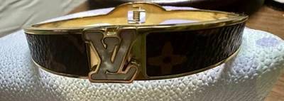 Pulseira LOUIS VUITTON punho nanograma LV ouro tamanho P usada - Imagem 1 de 4