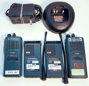 Motorola CT250 UHF 403-470MHZ 16CH Radio Pair FRS channels Programmed - Picture 1 of 7