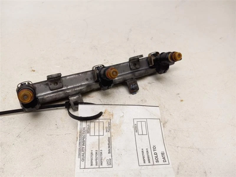 Toyota Avalon 1998-2004 riel de combustible lado derecho Foto 1 de 4