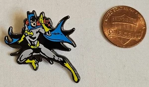 Kith x DC Comics Batman Esmalte Solapa Pin Set FW24 Batgirl Retro Clásico Solo - Imagen 1 de 2
