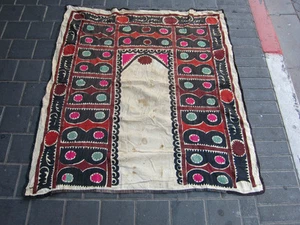 ANTIQUE UZBEK SILK HAND MADE- EMBROIDERED SUZANI 113x110-cm / 44.4x43.3-inches - Bild 1 von 12