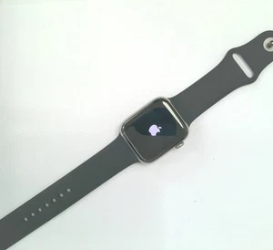Apple Watch Series 6 - 44mm GPS + telefon komórkowy - tytan - z czarnym paskiem - biustonosz 78% - Zdjęcie 1 z 6