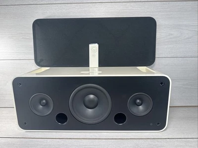 Apple iPod Model A1121 Hi-Fi Speaker Docking Station + Remote, In White - Image 1 of 4