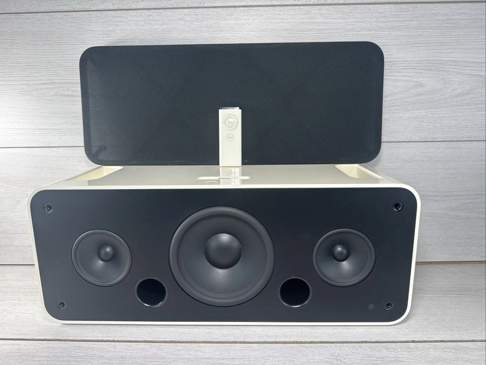 Apple iPod Model A1121 Hi-Fi Speaker Docking Station + Remote, In White - Image 1 of 4