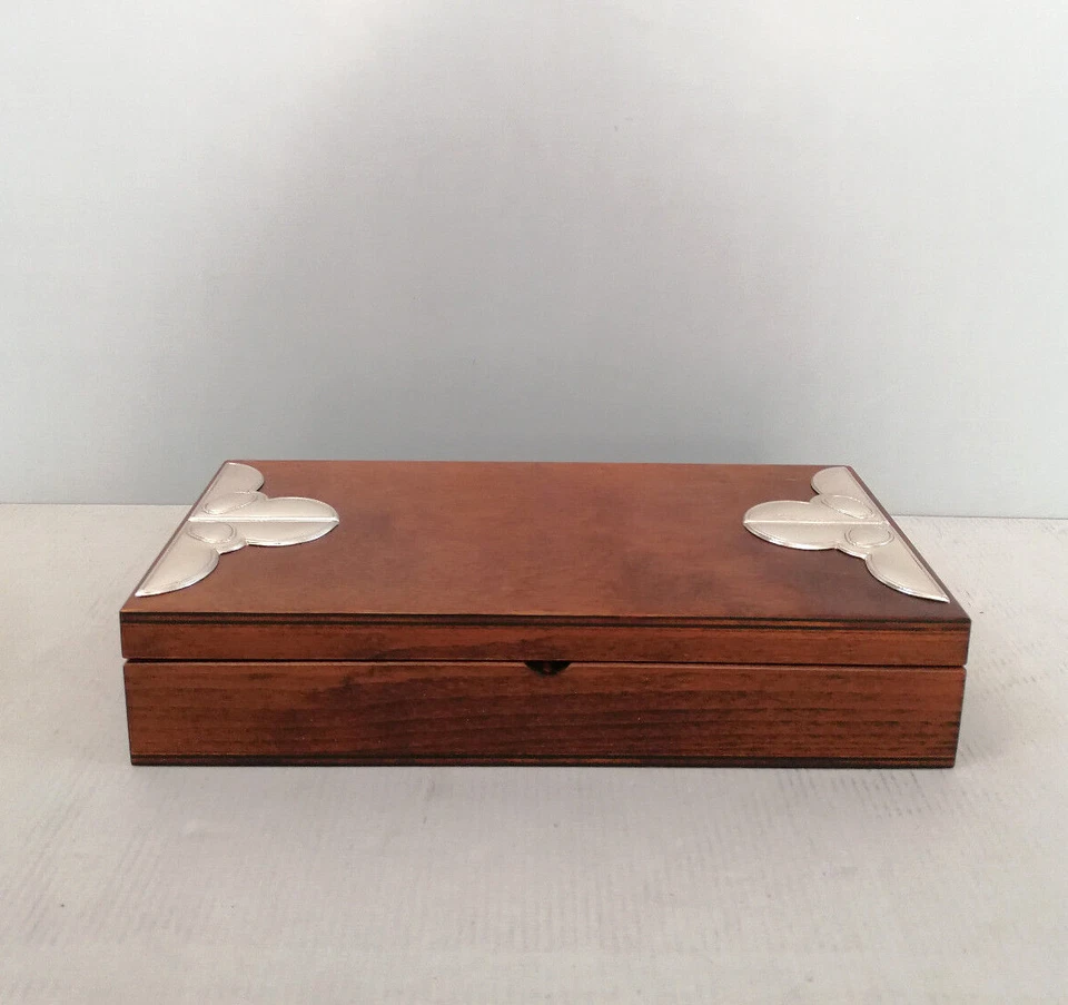 Cofanetto Poker in Argento e Legno, Fiches, Dadi e 2 Mazzi di Carte Ramino - Immagine 1 di 1