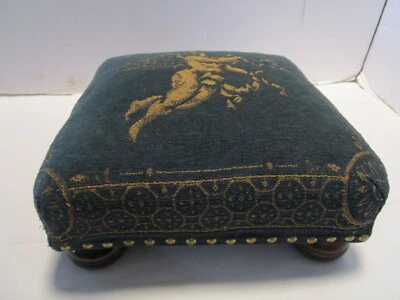 Tapeçaria querubim estilo vitoriano escabelo em pés esféricos década de 1980 12" x 12" - Imagem 1 de 4