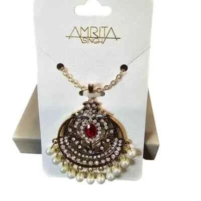 Colar pingente feminino Amrita Singh folheado a ouro resina vermelha pérola falsa novo com etiquetas - Imagem 1 de 3