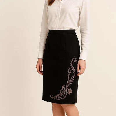 Falda lápiz negra vintage Dressbarn talla 4 con bordado floral rosa gris Foto 1 de 4