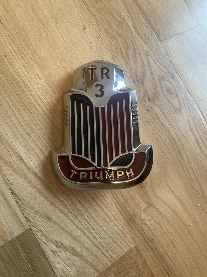 Distintivo medalhão cromado capota Triumph TR3 novo em folha 604272 - Imagem 1 de 1