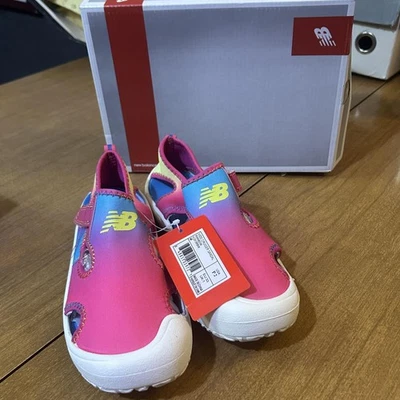 Sandália New Balance Shoes Youth tamanho 2 Rainbow Cruiser rosa água azul K2013RBW - Imagem 1 de 4