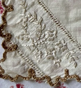 Precioso pañuelo de lino vintage de los años 40 con flores de marfil bordadas y ribete caqui - Imagen 1 de 3