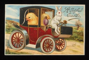 Ostergrüße um 1900 weißer Hase nimmt 2 Küken zum Drehen in einem antiken Auto - Bild 1 von 2