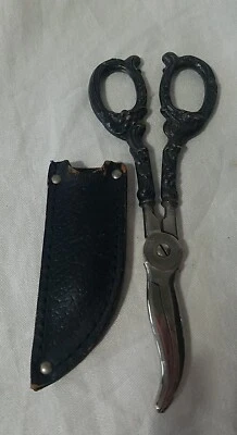 Tijeras de uva Watson Mfg Co de plata esterlina con mango perseguido a mano, c1930 con funda Foto 1 de 4