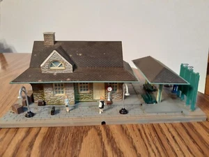 TYCO Spur HO TYCO Personenbahnhof zusammengebaut/detailliert - Bild 1 von 6