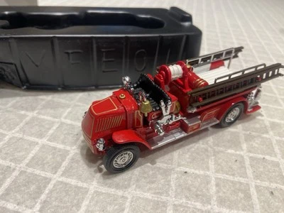 Matchbox Models of Yesteryear Fire Engine Series 1920 Mack AC - Model YFE01 box  - Image 1 of 4