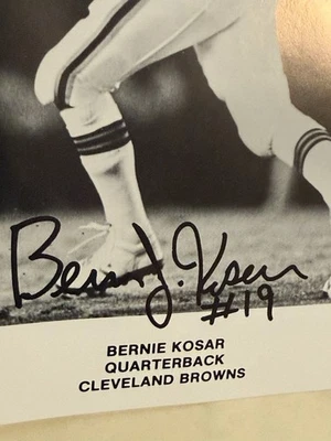 ¡Firma Bernie Kosar para los Clevland Browns blanco y negro original! Foto 1 de 3