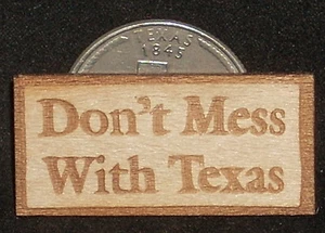 Don't Mess With Texas Wood Wall Plaque / Texas 1:12 / Bar Dollhouse Miniature  - Picture 1 of 1