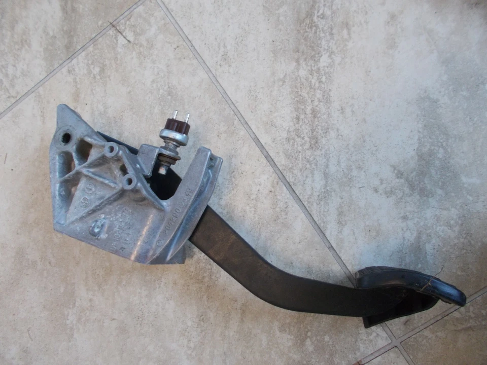 Pedal de freno/colgador Mercedes Benz 190 D 2,2 L transmisión automática 84 85 86 usado OEM W201 Foto 1 de 3