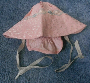 #GG3. HOMEMADE PINK BABY BONNET - Picture 1 of 3