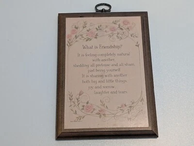 Placa de parede de madeira vintage 1977 Hallmark What Is Friendship moldura de madeira marrom - Imagem 1 de 4