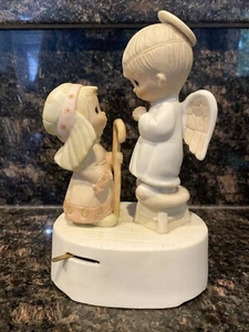 Figura musical Precious Moments Jesus Is Born Jonathon David 1979 Angels Sing - Imagen 1 de 6