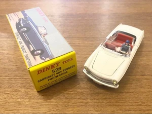 Dinky Toys 1 43 Scale Peugeot 404 Cabriolet White Collectible Model Car - Picture 1 of 8