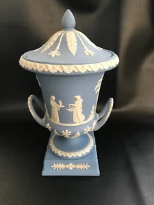 Wedgwood blue jasperware large Campagna Vase in Excellent Condition - Picture 1 of 10