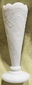Jarrón de vidrio vintage - blanco con diseño de corazones y mariposas - Fenton - Imagen 1 de 8