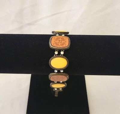 Pulsera Boho Grabada Madera y Mantequilla Amarillo Opalino Diseño Floral Artístico Terroso Foto 1 de 4