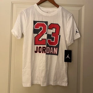 NWT Free Shipping Boys Nike AIR JORDAN White T-shirt Sz L Jumpman Tshirt - Picture 1 of 7