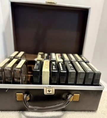 Vintage 1970 8- Track Tape Case And 21 Tapes Foto 1 de 4
