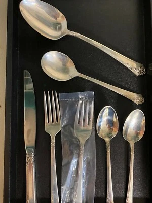 JUEGO DE CUBIERTOS DAMASK ROSE ESTERLINA RELIQUIA/ONEIDA 8 POR SEIS CON SP. PARA SERVIR Foto 1 de 4