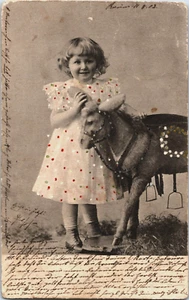 Linda postal vintage estilo victoriano niña con un pequeño caballo B141 - Imagen 1 de 2