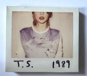 Taylor Swift 1989 CD & 13 Polaroids Complete Set With Slipcover - Imagen 1 de 7
