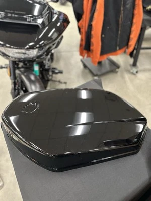 Harley- Davidson Vivid Black Sport Glide Saddlebag Outers 90202240DH Foto 1 de 4