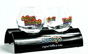 2 x Dooleys Toffee Tipper, Kugelglas, bunte Ausführung, 4cl auf Glashalterung