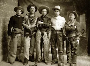 Foto Vintage Gruppo di Cowboy circa 1890 Cowboy Veri Stampa Foto Storica - Foto 1 di 1