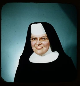 Nun professional 3D portrait - 1950s Stereo Realist slide #1811 - Picture 1 of 3