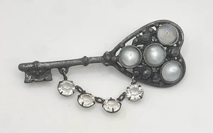 Ancienne broche clé motif coeur pierre de lune cabochons strass transparents pendant 3" - Photo 1/11