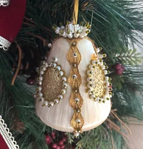 Vintage handgefertigte viktorianische Glocke Weihnachtsschmuck 4" Perlen Pailletten Pin Elfenbein & Gold - Bild 1 von 10
