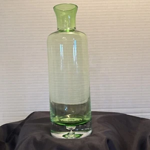 Vintage grüne Kunst Glas Flasche Vase oder Dekor mit klarem Blasenboden 8 Zoll hoch - Bild 1 von 9