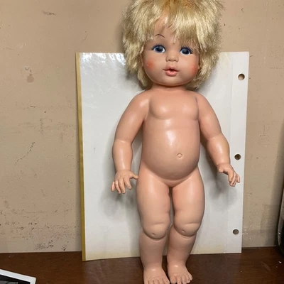 Muñeca bebé Eegee Softina 1971 vintage 14" Drink & Wet en vestido de guinga rosa Foto 1 de 4