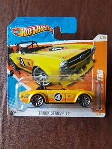 HOT WHEELS 70/244 - 2011 Track Stars 5/15 - Triumph TR6 in Yellow No.4 - Carded - Picture 1 of 2