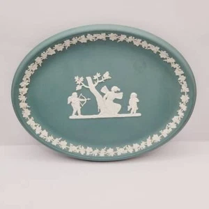 Bandeja ovalada de jaspe verde azulado Wedgwood, psique atada al árbol con putti de querubín - Imagen 1 de 7